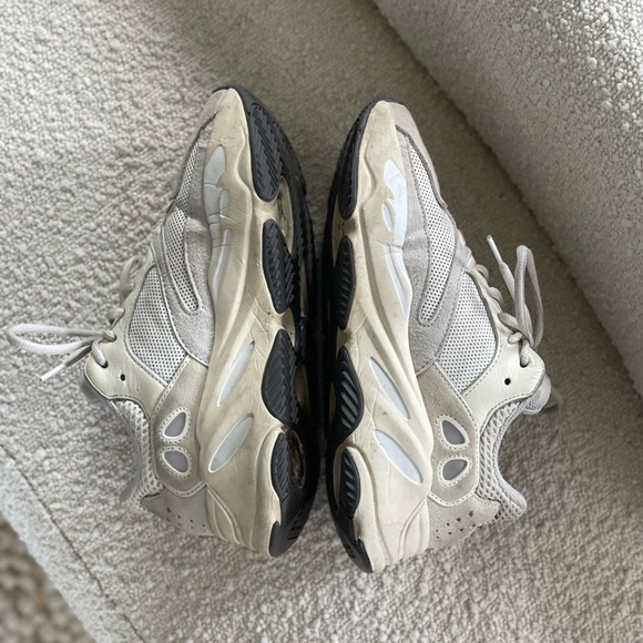 Yeezy Boost 700 Salt - Picture 6 of 6